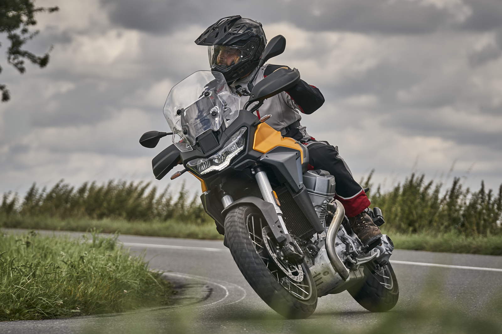 Honda Africa Twin CRF 1100 vs Moto Guzzi Stelvio